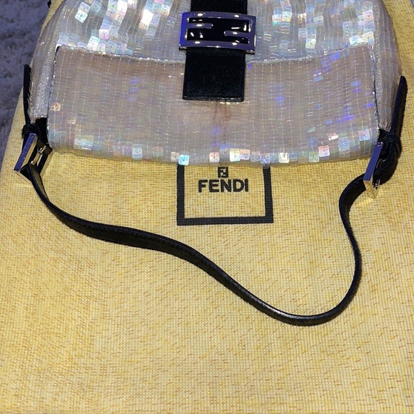 SOLD🎈Vintage FENDI baguette shoulder bag RARE FIND SHE BEAUTIFUL !!! Comes dust - Picture 3 of 13